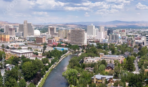 Foto An aerial view of Reno, Nevada, USA, shows the Truckee River flowing through the city