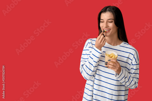 Beautiful young woman eatin...