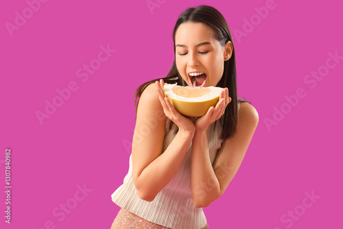 Young woman eating pomelo o...