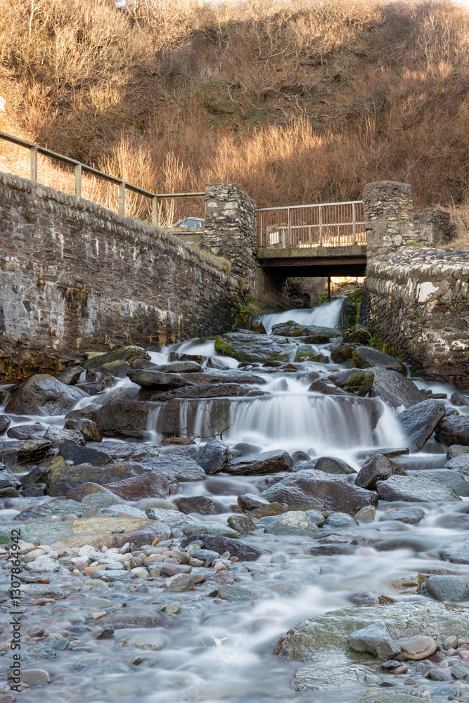 Obraz premium Long exposure of the waterfall flowing onto Lee Abbey beach in Devon
