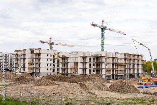 Budowa nowoczesnego osiedla mieszkaniowego. Plac budowy.