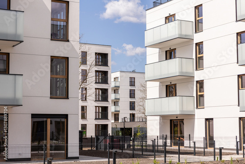 Luksusowe osiedle mieszkaniowe – nowoczesna architektura i wysoki standard photo