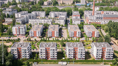 Nowoczesne osiedle na etapie budowy. Widok z drona
