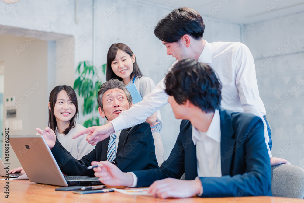 オフィスで楽しく働くビジネスパーソン オフィスで楽しく働くビジネスパーソン