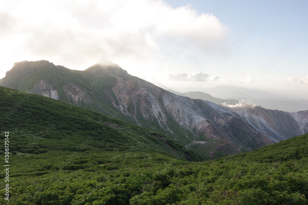 Naklejka premium 夕暮れの夏山