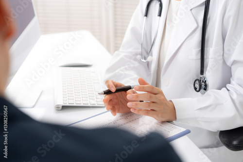 女性医師の診察イメージ