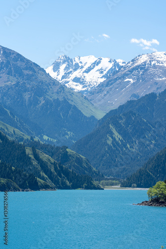 lake in the mountains，天山天池
