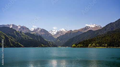lake in the mountains，天山天池