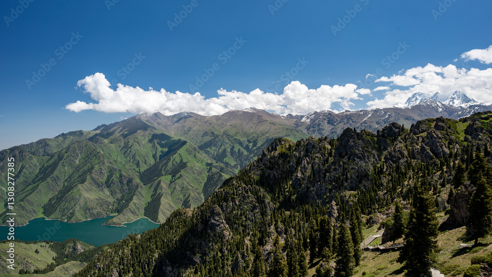Fototapeta premium lake in the mountains，天山天池