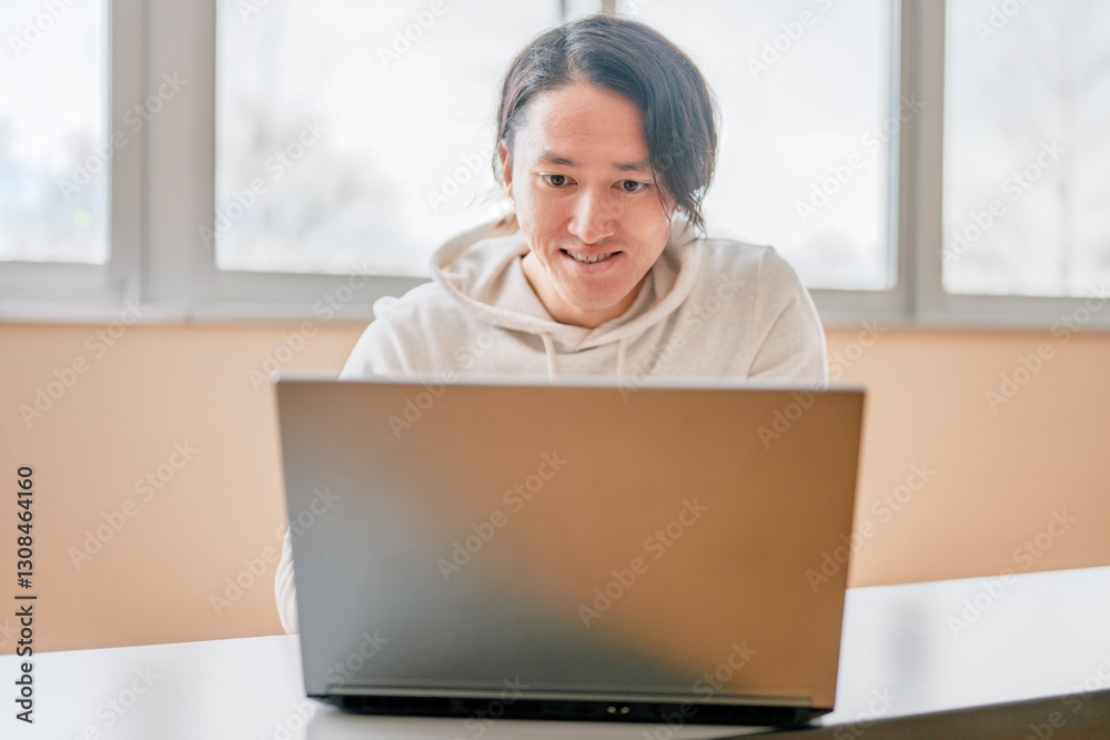 PCを見る私服男性 PCを見る私服男性