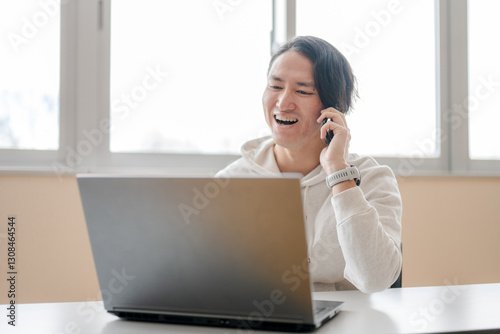 笑顔で電話する男性 photo
