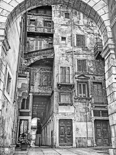 Verona, palazzo in bianco e nero, finestre, facciata, condominio, architettura, 