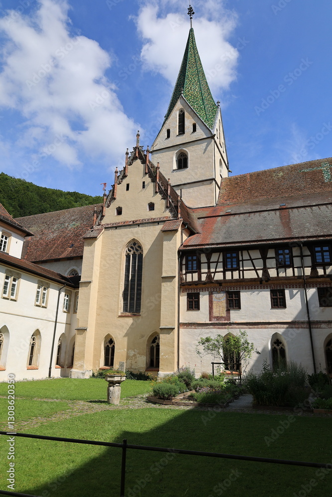 Blick auf Kloster Blaubeuren im Zentrum der Stadt Blaubeuren in Baden-Württemberg Blick auf Kloster Blaubeuren im Zentrum der Stadt Blaubeuren in Baden-Württemberg