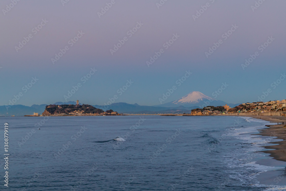夜明けの鎌倉市七里ヶ浜から空をピンクに染めるビーナスベルトと富士山
