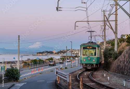 鎌倉市七里ガ浜から朝焼けの富士山と江ノ電