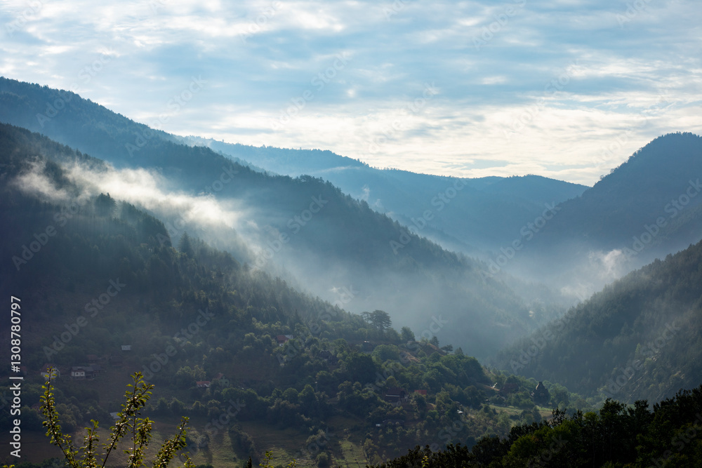 Obraz premium Foggy morning in the mountains