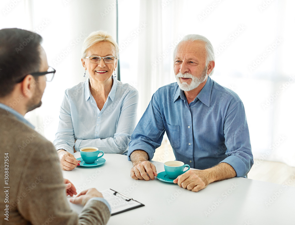 Obraz premium meeting agreement investment couple contract advice retirement consultation house finance senior elderly insurance senior couple office