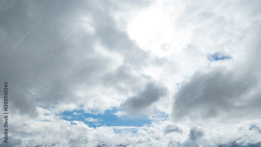 Obraz premium Cloudy sky promising rain and thunderstorms.