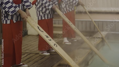 草津温泉の湯もみの風景動画