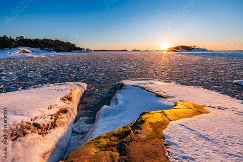 Obraz na płótnie sunrise over the frozen sea w salonie