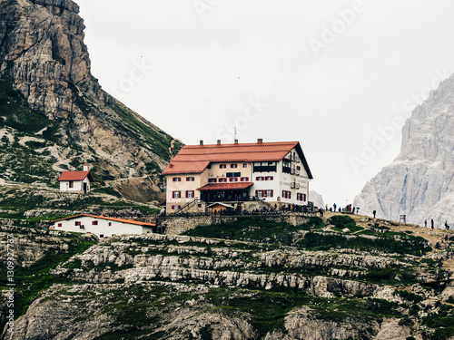 Refugio de montaña en un día nublado en la montaña.