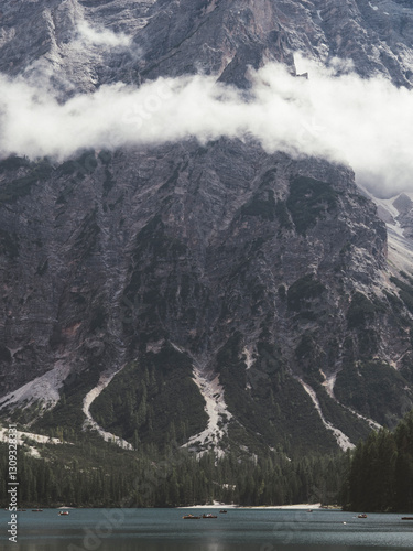 Panorama de una montaña con nubes y un lago en la parte inferior
