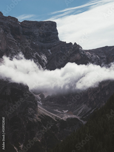 Montaña en verano con nubes y cielo azul