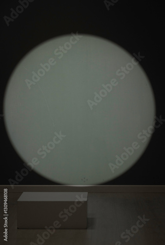 Fotografie Fondo negro iluminado con circulo azul