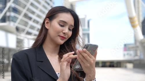 Asian businessman discussing work with client, Modern business owners sell their work to clients over the internet.