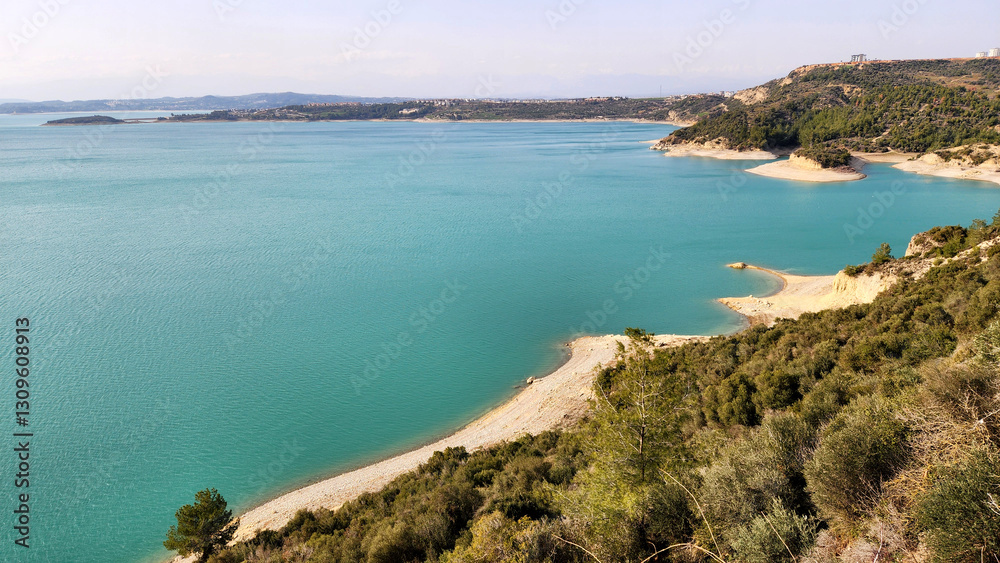 Obraz premium Seyhan Dam Lake, located north of Adana city, offers a relaxing weekend trip with its unique turquoise appearance
