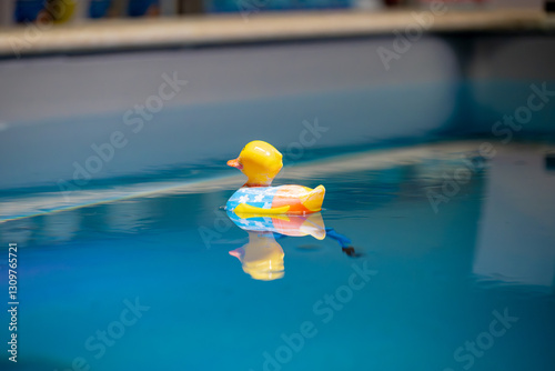 Dans un magasin de piscine et spa, zoom sur un canard en plastique qui flotte dans un spa. 