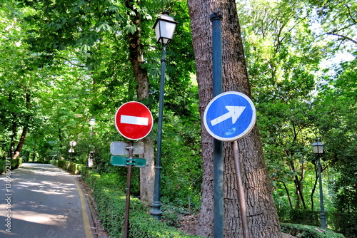 Sens interdit et sens unique. Panneaux dans une allée de parc.