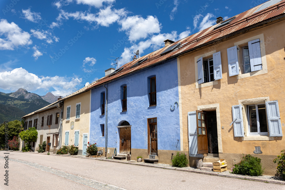 maisons colorées à Mont-Dauphin dans le 05 maisons colorées à Mont-Dauphin dans le 05