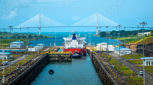 Foto Opening of a massive lock behind a container ship at the new Agua Clara locks on the Atlantic/Caribbean side, Colón, Panama