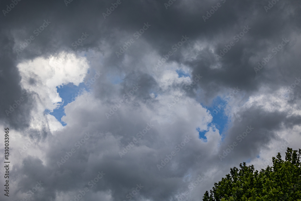 cielo che diventa scuro e nuvoloso mentre le nuvole si accumulano all'arrivo di un temporale estivo