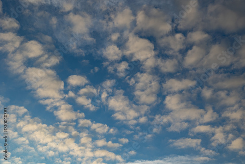 cielo azzurro con tante piccole e leggere nuvole chiare, nel tardo pomeriggio, in estate