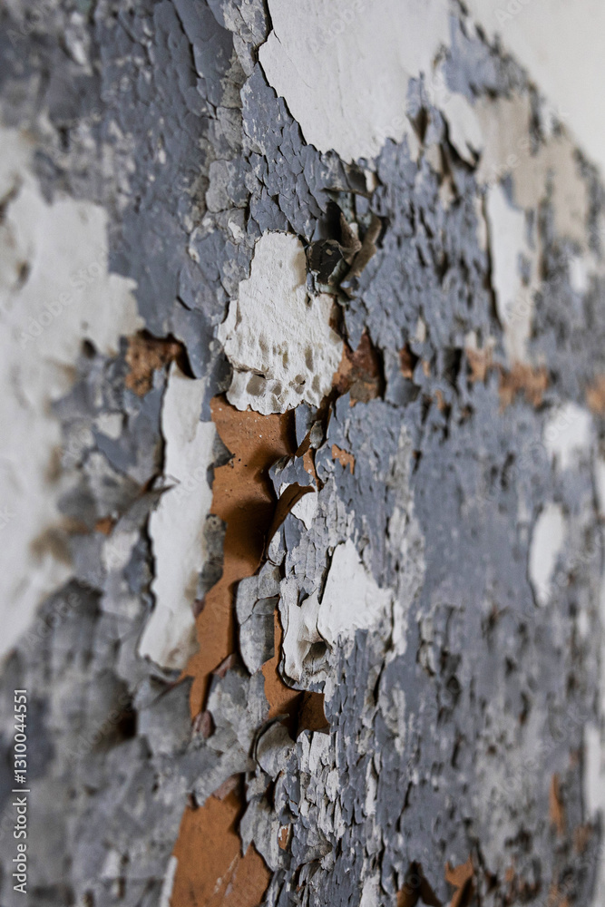 inquadratura verticale macro di una vecchia parete con l'intonaco in stato di decomposizione, piena di crepe e spaccature