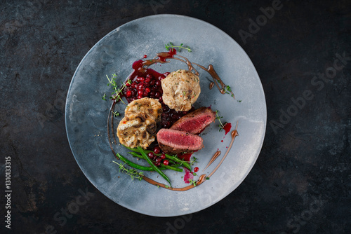 Foto Traditionally roasted fillet of saddle of venison with bread dumplings, mushroom