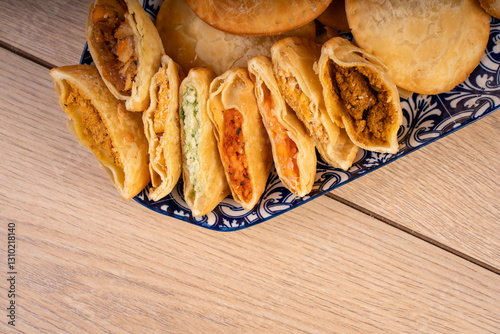 Primer plano de Empanadas o Pastelistos de diferentes ingredientes, queso, pollo, maiz, res, cerdo.