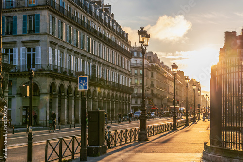 Fototapeta Naklejka Na Ścianę i Meble -  Early morning and sunrise on the streets of Paris, France