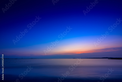 青とオレンジのグラデーションが美しい湘南の森戸海岸の風景
