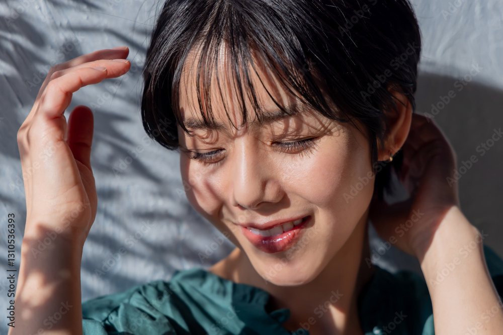 Fototapeta premium 壁に寄りかかるワンピースの女性 