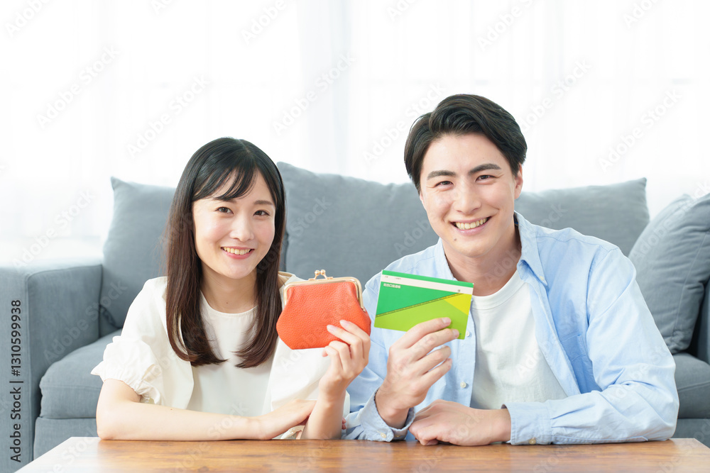 財布と通帳を持つ夫婦 財布と通帳を持つ夫婦