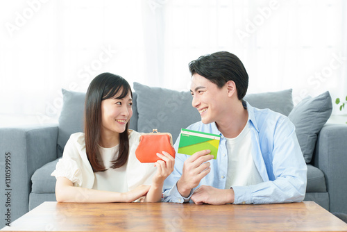 財布と通帳を持つ夫婦