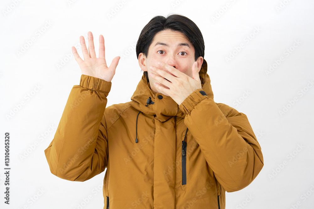ダウンジャケットを着た男性　驚く　白背景