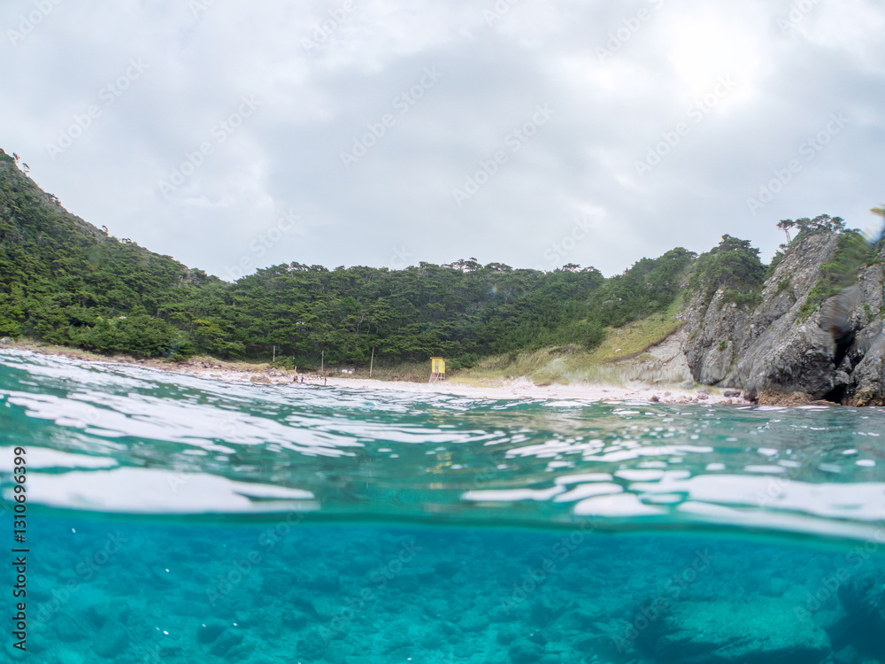 Naklejka premium 式根島の中の浦海水浴場の白砂の美しい海の半水面撮影。東京都伊豆諸島式根島-2024 