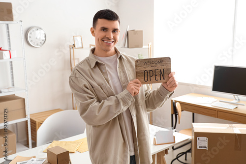 Male online store seller wi...