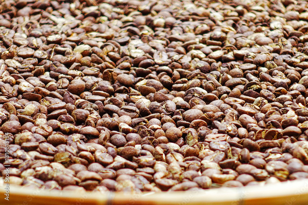 Obraz premium Top view background of brown coffee beans