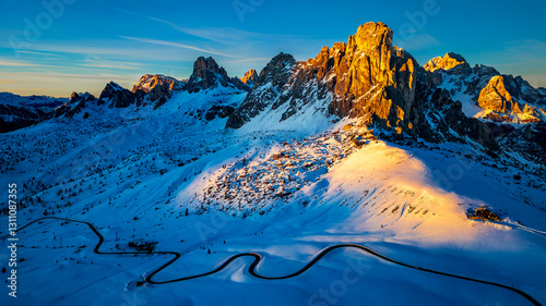 Foto The Passo Giau mountain pass in the Italian Dolomites in winter