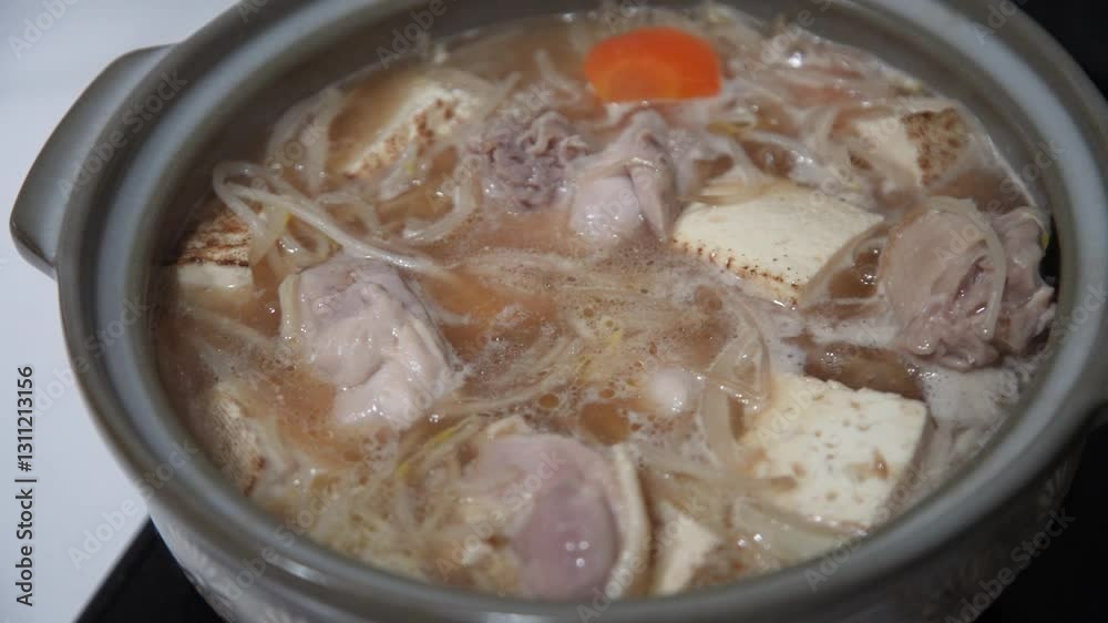鶏肉と焼き豆腐の鍋を作る様子 鶏肉と焼き豆腐の鍋を作る様子
